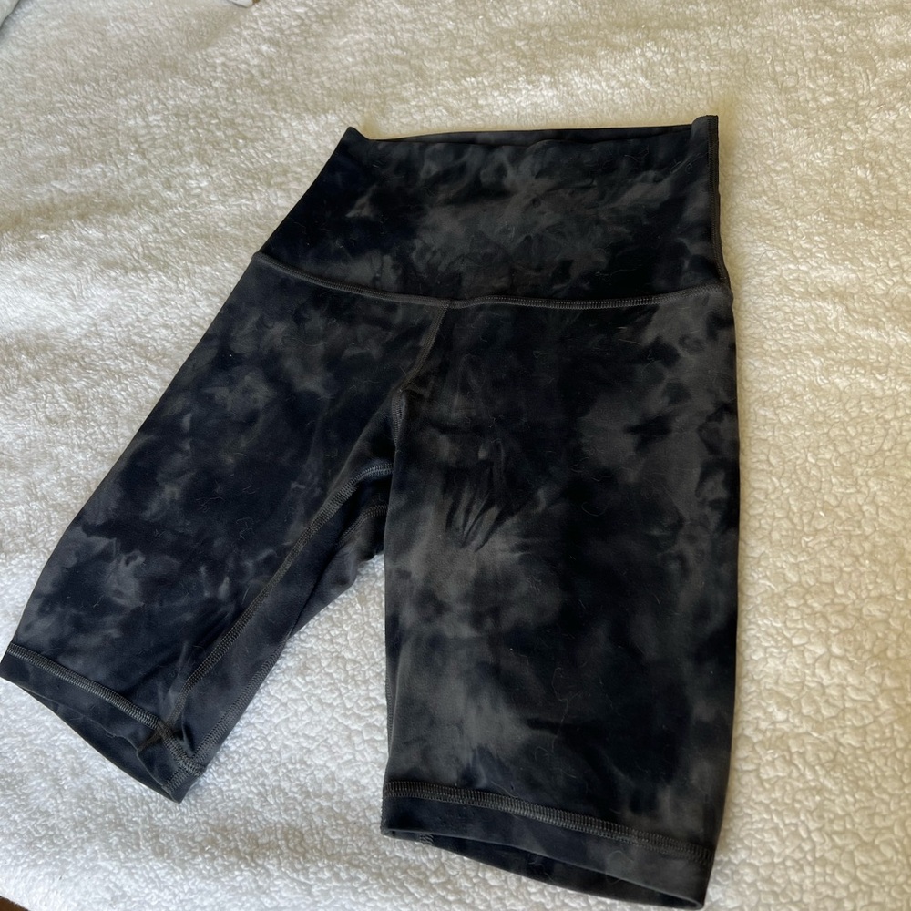 Lululemon Dark Tie-Dye Biker shorts!